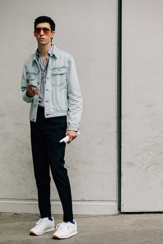 Come indossare e abbinare chino neri con scarpe sportive bianche: Combina una giacca di jeans azzurra con chino neri per affrontare con facilità la tua giornata. Scarpe sportive bianche renderanno il tuo look davvero alla moda.