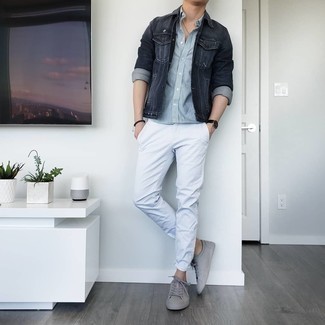 Quale giacca di jeans indossare con chino bianchi in modo casual: Mostra il tuo stile in una giacca di jeans con chino bianchi per un fantastico look da sfoggiare nel weekend. Per un look più rilassato, prova con un paio di sneakers basse in pelle grigie.