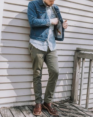 Quale giacca di jeans indossare con chino verde scuro per un uomo di 30 anni quando fa caldo: Prova a combinare una giacca di jeans con chino verde scuro per affrontare con facilità la tua giornata. Scarpe brogue in pelle marrone scuro doneranno eleganza a un look altrimenti semplice.