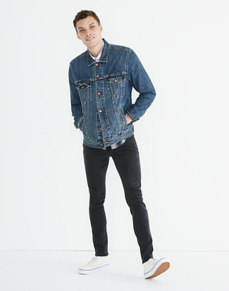 Come indossare e abbinare jeans aderenti neri in modo casual: Potresti combinare una giacca di jeans blu scuro con jeans aderenti neri per un look trendy e alla mano. Un paio di sneakers basse di tela bianche si abbina alla perfezione a una grande varietà di outfit.