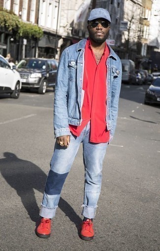 Come indossare e abbinare sneakers basse rosse e nere per un uomo di 30 anni: Prova a combinare una giacca di jeans azzurra con jeans azzurri per un look trendy e alla mano. Perfeziona questo look con un paio di sneakers basse rosse e nere.