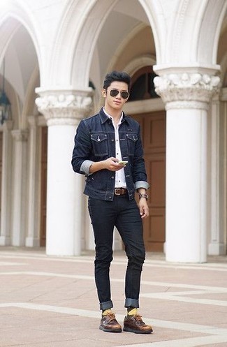 Come indossare e abbinare una giacca di jeans blu scuro con scarpe derby in pelle marroni: Scegli una giacca di jeans blu scuro e jeans neri per un look semplice, da indossare ogni giorno. Impreziosisci il tuo outfit con un paio di scarpe derby in pelle marroni.