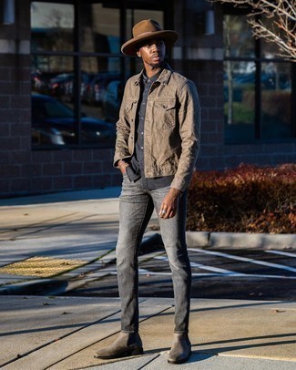 Come indossare e abbinare stivali grigi: Questa combinazione di una giacca di jeans marrone e jeans grigi ti permetterà di sfoggiare uno stile semplice nel tempo libero. Impreziosisci il tuo outfit con un paio di stivali grigi.