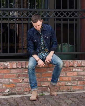 Quale stivali chelsea indossare con jeans blu per un uomo di 20 anni quando fa caldo in modo smart-casual: Combina una giacca di jeans blu scuro con jeans blu per affrontare con facilità la tua giornata. Scegli uno stile classico per le calzature e calza un paio di stivali chelsea.