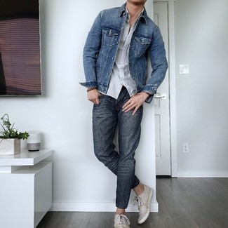 Come indossare e abbinare una giacca di jeans blu con sneakers basse beige in modo casual: Indossa una giacca di jeans blu con jeans grigio scuro per un fantastico look da sfoggiare nel weekend. Questo outfit si abbina perfettamente a un paio di sneakers basse beige.