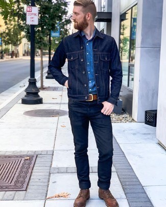 Quale jeans indossare con una camicia a maniche corte blu per un uomo di 30 anni: Potresti combinare una camicia a maniche corte blu con jeans per un look spensierato e alla moda. Scegli uno stile classico per le calzature e mettiti un paio di stivali casual in pelle marrone scuro.