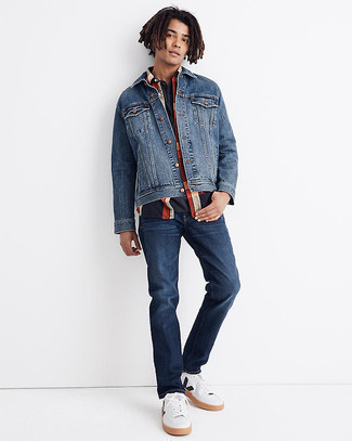 Come indossare e abbinare jeans con una giacca di jeans: Potresti combinare una giacca di jeans con jeans per vestirti casual. Perfeziona questo look con un paio di sneakers basse in pelle bianche e nere.