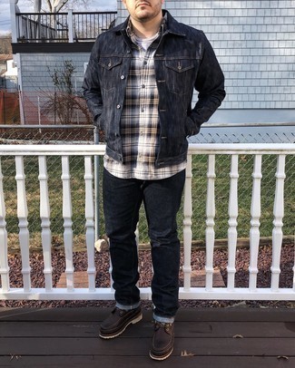 Quale jeans indossare con una giacca di jeans grigia quando fa caldo in modo casual: Indossa una giacca di jeans grigia e jeans per vestirti casual. Per distinguerti dagli altri, calza un paio di stivali da lavoro in pelle marrone scuro.
