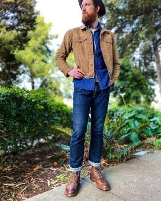 Come indossare e abbinare una giacca di jeans con stivali casual in autunno 2024: Punta su una giacca di jeans e jeans blu scuro per un look semplice, da indossare ogni giorno. Scegli un paio di stivali casual per dare un tocco classico al completo. È eccellente idea per le temperature autunnali!