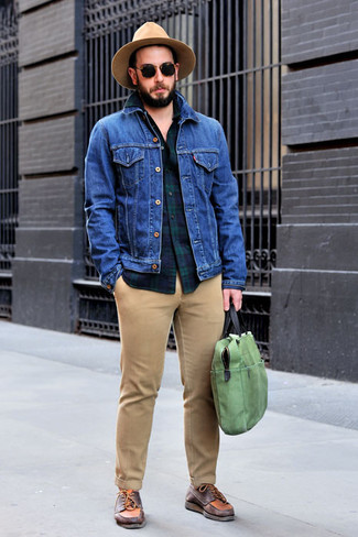 Come indossare e abbinare una borsa verde: Metti una giacca di jeans blu e una borsa verde per un'atmosfera casual-cool. Opta per un paio di scarpe da barca in pelle bordeaux per un tocco virile.