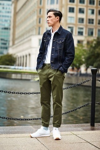 Look alla moda per uomo: Giacca di jeans blu scuro, Camicia a maniche lunghe bianca, Chino verde oliva, Scarpe sportive bianche