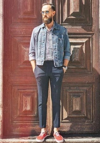 Come indossare e abbinare una giacca di jeans blu: Per un outfit quotidiano pieno di carattere e personalità, opta per una giacca di jeans blu e chino blu scuro. Sneakers basse di tela rosse creeranno un piacevole contrasto con il resto del look.