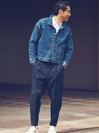 Quale sneakers basse indossare con una giacca di jeans blu in estate 2024: Prova a combinare una giacca di jeans blu con chino neri per un look trendy e alla mano. Per un look più rilassato, mettiti un paio di sneakers basse. Ecco un outfit indispensabile per questa estate.