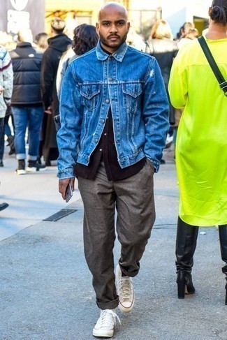 Come indossare e abbinare sneakers alte con chino per un uomo di 30 anni quando fa caldo: Per un outfit quotidiano pieno di carattere e personalità, opta per una giacca di jeans blu e chino. Per distinguerti dagli altri, indossa un paio di sneakers alte.
