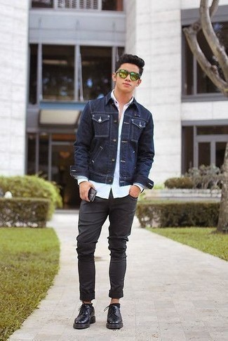 Come indossare e abbinare chino grigio scuro per un uomo di 20 anni in estate 2024: Mostra il tuo stile in una giacca di jeans blu scuro con chino grigio scuro per vestirti casual. Prova con un paio di scarpe derby in pelle nere per un tocco virile. Questo è il look stupendo per i mesi estivi.