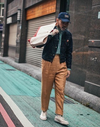 Quale chino indossare con sneakers alte marrone chiaro: Potresti combinare una giacca di jeans blu scuro con chino per un fantastico look da sfoggiare nel weekend. Prova con un paio di sneakers alte marrone chiaro per un tocco più rilassato.