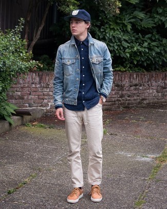 Come indossare e abbinare chino con una giacca di jeans per un uomo di 20 anni in modo casual: Combina una giacca di jeans con chino per un look raffinato per il tempo libero. Se non vuoi essere troppo formale, opta per un paio di sneakers basse in pelle terracotta.