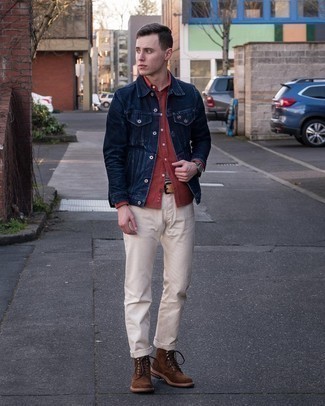 Come indossare e abbinare una cintura per un uomo di 20 anni: Potresti combinare una giacca di jeans blu scuro con una cintura per un look comfy-casual. Sfodera il gusto per le calzature di lusso e opta per un paio di stivali casual in pelle scamosciata marrone scuro.