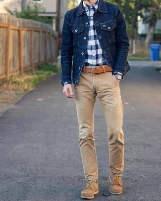 Come indossare e abbinare calzini multicolori in modo smart-casual: Indossa una giacca di jeans blu scuro e calzini multicolori per un look comfy-casual. Un bel paio di scarpe derby in pelle scamosciata marrone chiaro è un modo semplice di impreziosire il tuo look.