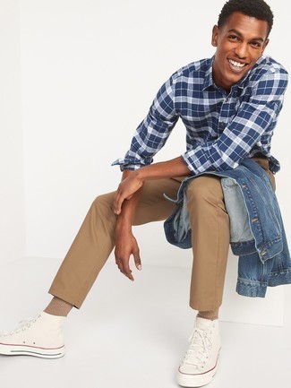 Come indossare e abbinare una camicia a maniche lunghe con una giacca di jeans per un uomo di 20 anni in modo casual: Combina una giacca di jeans con una camicia a maniche lunghe per un look semplice, da indossare ogni giorno. Opta per un paio di sneakers alte di tela bianche per un tocco più rilassato.