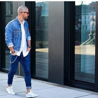 Come indossare e abbinare una giacca di jeans con jeans aderenti: Coniuga una giacca di jeans con jeans aderenti per un look raffinato per il tempo libero. Rifinisci questo look con un paio di sneakers basse bianche.