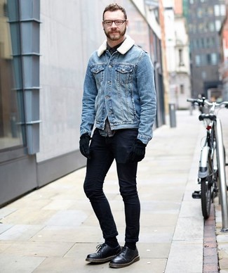 Quale giacca di jeans indossare con scarpe derby nere: Scegli una giacca di jeans e jeans aderenti blu scuro per un look spensierato e alla moda. Opta per un paio di scarpe derby nere per un tocco virile.