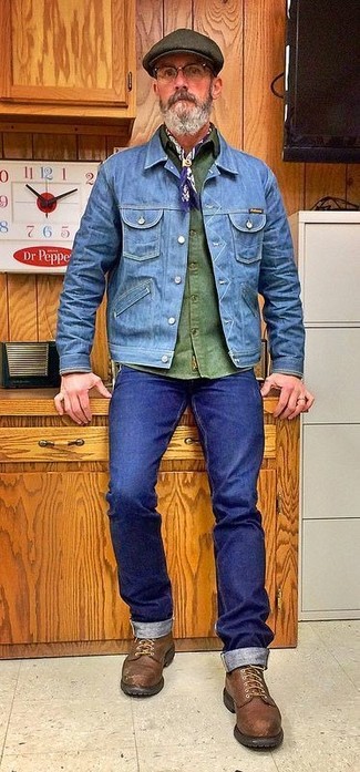 Come indossare e abbinare una giacca di jeans blu scuro con jeans blu scuro per un uomo di 50 anni quando fa caldo in modo smart-casual: Abbina una giacca di jeans blu scuro con jeans blu scuro per un outfit comodo ma studiato con cura. Opta per un paio di stivali casual in pelle marroni per dare un tocco classico al completo.