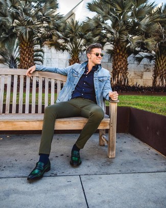 Quale giacca di jeans indossare con mocassini eleganti verde scuro per un uomo di 20 anni: Per un outfit quotidiano pieno di carattere e personalità, vestiti con una giacca di jeans e jeans aderenti verde oliva. Aggiungi un paio di mocassini eleganti verde scuro al tuo look per migliorare all'istante il tuo stile.
