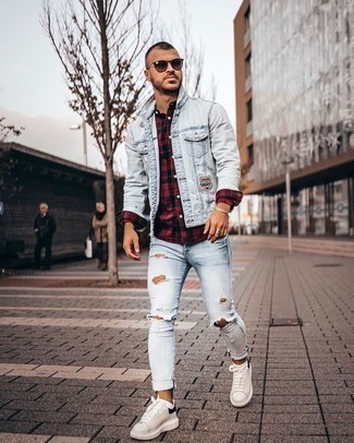 Quale giacca di jeans indossare con jeans aderenti azzurri per un uomo di 20 anni in modo rilassato: Mostra il tuo stile in una giacca di jeans con jeans aderenti azzurri per un'atmosfera casual-cool. Sneakers basse in pelle bianche e nere sono una gradevolissima scelta per completare il look.