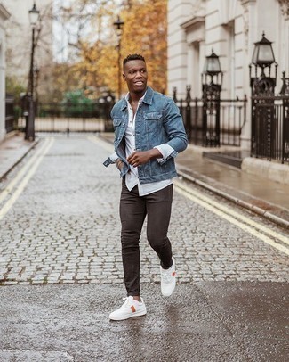 Quale sneakers basse indossare con jeans marrone scuro per un uomo di 20 anni: Prova a combinare una giacca di jeans blu con jeans marrone scuro per un fantastico look da sfoggiare nel weekend. Questo outfit si abbina perfettamente a un paio di sneakers basse.