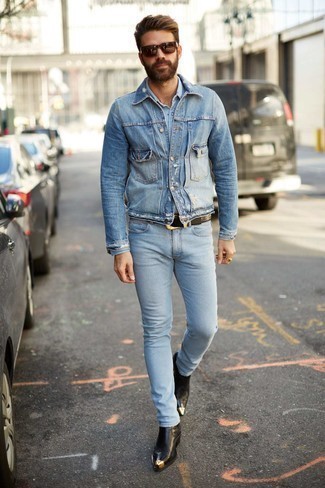 Quale giacca di jeans indossare con jeans azzurri per un uomo di 30 anni in primavera 2025 in modo smart-casual: Combina una giacca di jeans con jeans azzurri per un fantastico look da sfoggiare nel weekend. Indossa un paio di stivali chelsea in pelle neri per un tocco virile. Una fantastica scelta per essere più cool e elegantemente alla moda anche in primavera.
