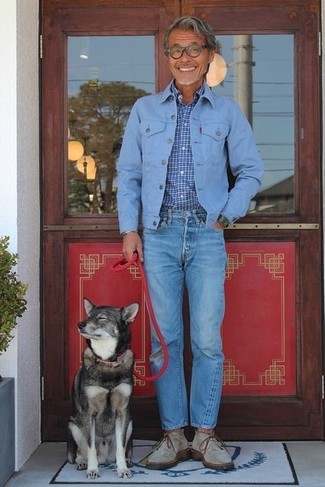 Come indossare e abbinare jeans blu per un uomo di 60 anni: Per un outfit quotidiano pieno di carattere e personalità, scegli una giacca di jeans azzurra e jeans blu. Completa questo look con un paio di chukka in pelle scamosciata grigie.