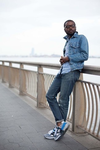 Come indossare e abbinare una giacca di jeans blu scuro con scarpe sportive grigie: Combina una giacca di jeans blu scuro con jeans blu scuro per un look trendy e alla mano. Mettiti un paio di scarpe sportive grigie per avere un aspetto più rilassato.