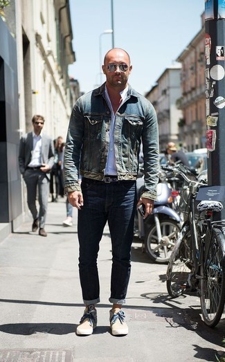 Come indossare e abbinare jeans con una giacca di jeans per un uomo di 40 anni: Opta per una giacca di jeans e jeans per un look semplice, da indossare ogni giorno. Per distinguerti dagli altri, opta per un paio di sneakers alte di tela beige.