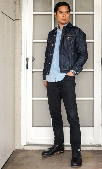 Come indossare e abbinare una giacca di jeans con una camicia a maniche lunghe: Potresti indossare una giacca di jeans e una camicia a maniche lunghe per vestirti casual. Stivali casual in pelle neri sono una interessante scelta per completare il look.
