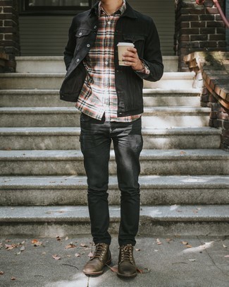 Quale jeans indossare con una giacca di jeans nera: Per un outfit quotidiano pieno di carattere e personalità, vestiti con una giacca di jeans nera e jeans. Sfodera il gusto per le calzature di lusso e calza un paio di stivali casual in pelle marroni.