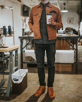 Come indossare e abbinare sneakers basse in pelle marroni: Coniuga una giacca di jeans terracotta con jeans grigio scuro per affrontare con facilità la tua giornata. Sneakers basse in pelle marroni sono una eccellente scelta per completare il look.
