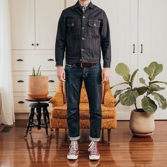 Come indossare e abbinare una giacca di jeans con jeans quando fa caldo in modo casual: Potresti combinare una giacca di jeans con jeans per affrontare con facilità la tua giornata. Se non vuoi essere troppo formale, scegli un paio di sneakers alte di tela bordeaux come calzature.