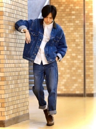 Come indossare e abbinare una giacca di jeans blu scuro con jeans blu scuro quando fa caldo: Prova ad abbinare una giacca di jeans blu scuro con jeans blu scuro per un look trendy e alla mano. Chukka in pelle marroni sono una gradevolissima scelta per completare il look.