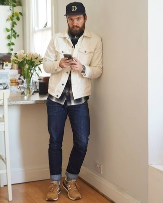 Quale scarpe sportive indossare con una giacca di jeans bianca in modo casual: Per un outfit quotidiano pieno di carattere e personalità, opta per una giacca di jeans bianca e jeans blu scuro. Per distinguerti dagli altri, scegli un paio di scarpe sportive.