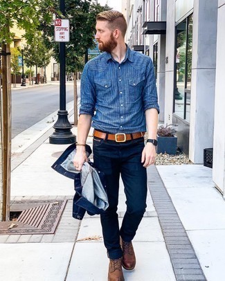 Quale jeans indossare con stivali casual marroni per un uomo di 30 anni quando fa caldo: Potresti combinare una giacca di jeans blu scuro con jeans per un pranzo domenicale con gli amici. Rifinisci il completo con un paio di stivali casual marroni.