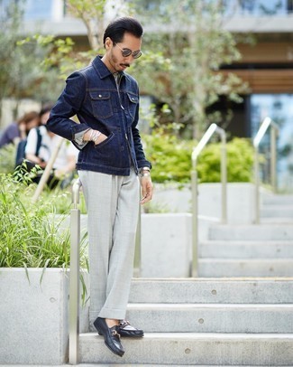 Quale giacca di jeans indossare con pantaloni eleganti grigi quando fa caldo in modo smart-casual: Indossa una giacca di jeans con pantaloni eleganti grigi per un look elegante e alla moda. Mocassini eleganti in pelle blu scuro sono una valida scelta per completare il look.