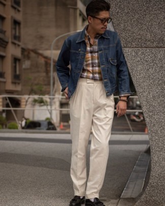 Come indossare e abbinare una giacca di jeans con mocassini eleganti per un uomo di 30 anni: Prova ad abbinare una giacca di jeans con pantaloni eleganti beige per un look elegante e di classe. Mocassini eleganti sono una buona scelta per completare il look.