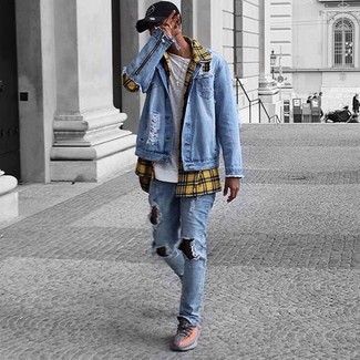 Come indossare e abbinare jeans azzurri per un uomo di 30 anni in autunno 2024: Coniuga una giacca di jeans azzurra con jeans azzurri per un outfit rilassato ma alla moda. Sneakers basse grigie sono una interessante scelta per completare il look. Ecco un look indispensabile per questo autunno.