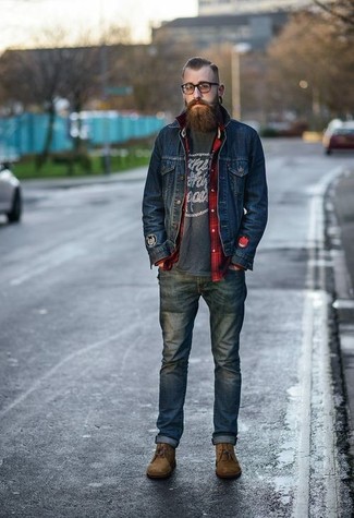 Look alla moda per uomo: Giacca di jeans blu scuro, Camicia a maniche lunghe scozzese rossa, T-shirt girocollo stampata grigio scuro, Jeans blu scuro