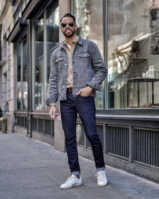 Come indossare e abbinare jeans blu scuro con una giacca di jeans blu scuro quando fa caldo in modo casual: Abbina una giacca di jeans blu scuro con jeans blu scuro per vestirti casual. Perfeziona questo look con un paio di sneakers basse di tela bianche.