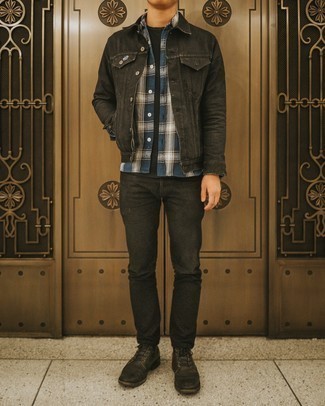 Quale jeans indossare con una giacca di jeans grigio scuro quando fa caldo: Scegli una giacca di jeans grigio scuro e jeans per vestirti casual. Sfodera il gusto per le calzature di lusso e prova con un paio di stivali casual in pelle neri.