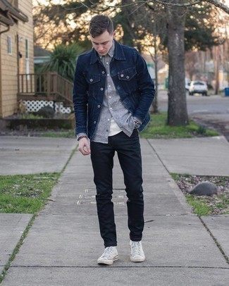 Come indossare e abbinare jeans neri in autunno 2024: Abbina una giacca di jeans blu scuro con jeans neri per un look raffinato per il tempo libero. Sneakers alte di tela bianche creeranno un piacevole contrasto con il resto del look. Ecco un outfit indispensabile per questa stagione autunnale.