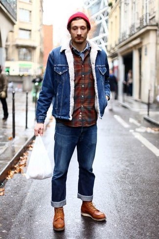 Look alla moda per uomo: Giacca di jeans blu, Camicia di jeans azzurra, Camicia a maniche lunghe di flanella scozzese bordeaux, Jeans blu