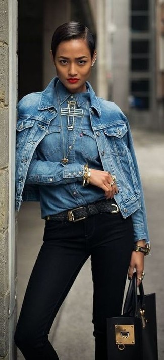 Come indossare e abbinare una cintura in pelle nera per una donna di 30 anni: Metti una giacca di jeans blu e una cintura in pelle nera per un look comfy-casual.